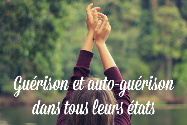Guérison et auto-guérison dans tous leurs états - photo de dos d'une femme les mains tendues vers le ciel dans la nature