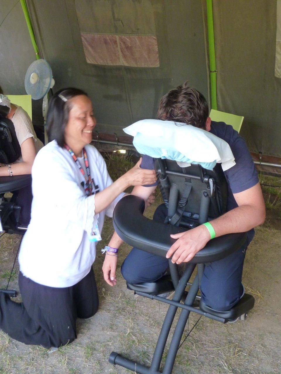 Anne Yung pratiquant un massage Amma Assis au Festiavl Solidays 2014