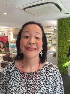 Anne, rayonnante et malicieuse après un atelier de maquillage.
