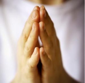 Mains en mudra de prière
