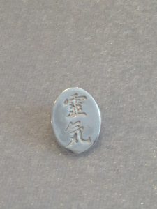 Pins avec idéogramme du reiki