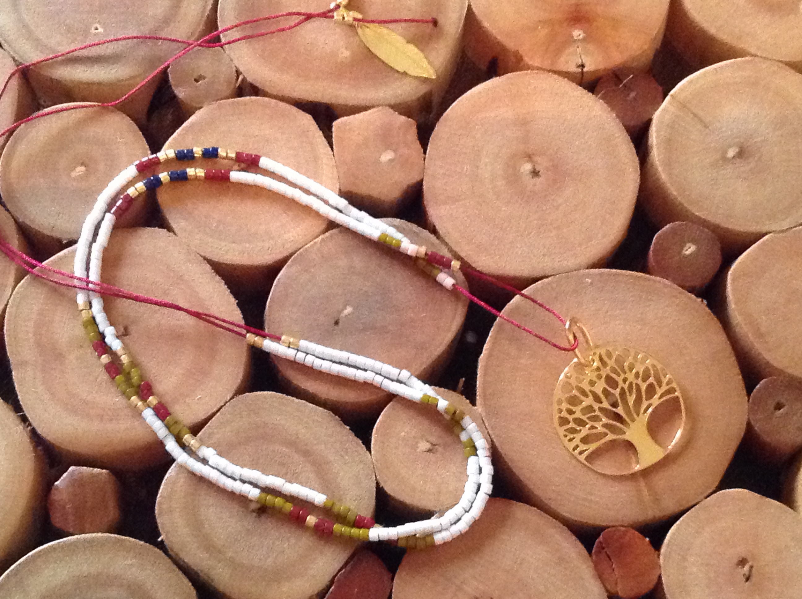 Collier en perles fines avec pendentif arbre de vie doré