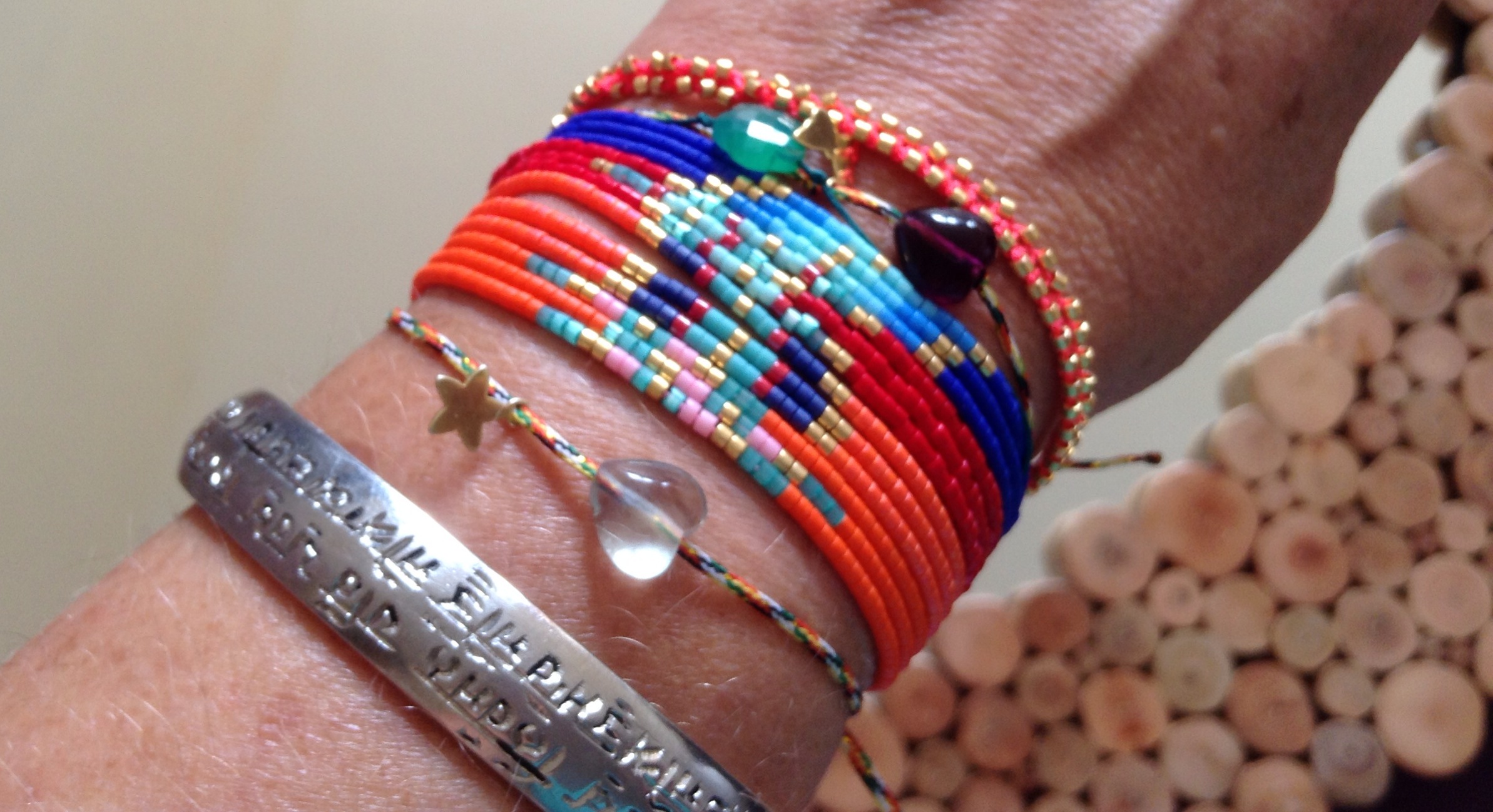 Poignet portant différents bracelets de Florence