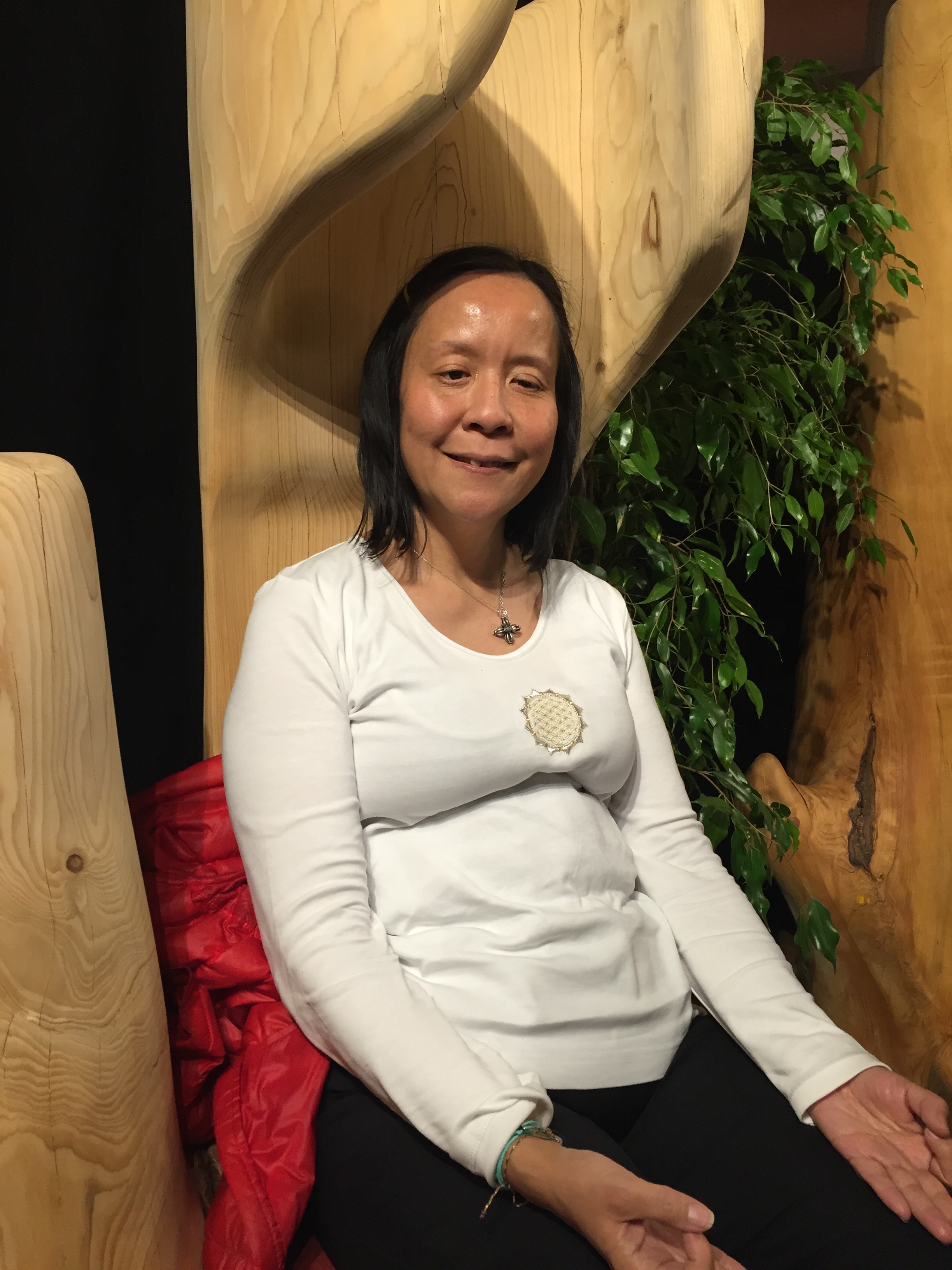 Anne Yung méditant à l'intérieur de l'arbre