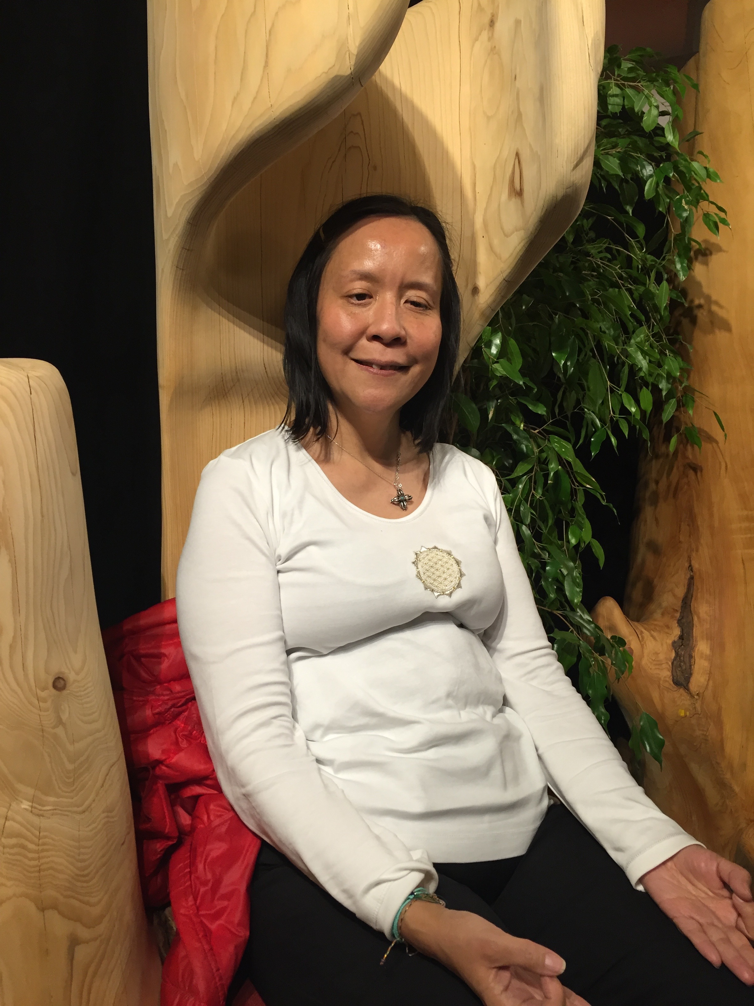 Anne Yung méditant à l'intérieur d'un arbre