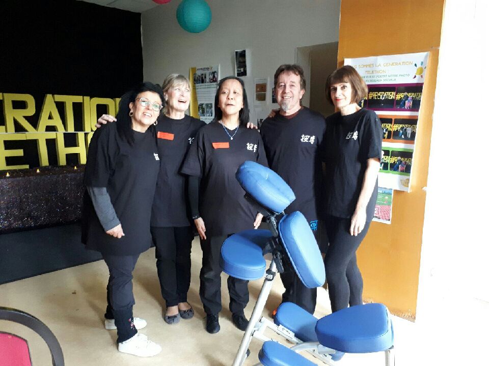 AMMA ASSIS pendant le Téléthon 2017- De gauche à droite : Evelyne, Brigitte, Ane, Yannick, Laëtitia