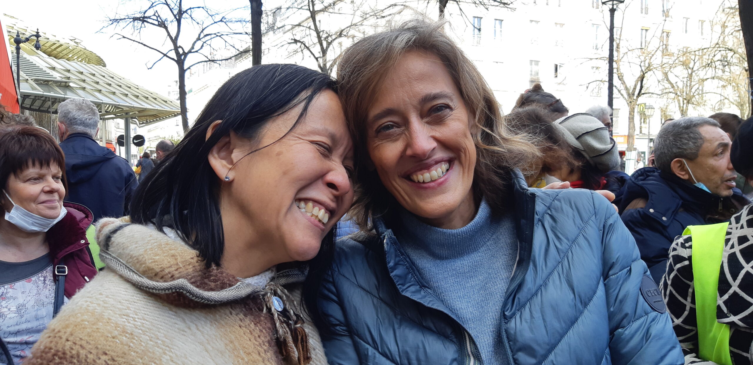 Alexandra et Anne, complices et souriantes