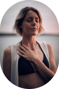Méthode Access Bars : femme au visage serein, les yeux fermés, avec la main sur le coeur.