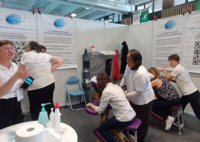Anne prodiguant des masages Amma Assis au salon Preventica