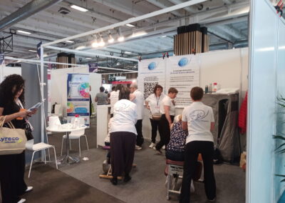 Anne prodiguant des masages Amma Assis au salon Preventica