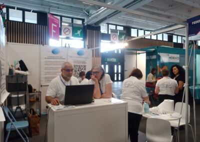 Anne prodiguant des masages Amma Assis au salon Preventica